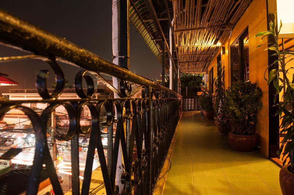 Top Banana Guesthouse & Rooftop Bar Phnom Penh Dış mekan fotoğraf